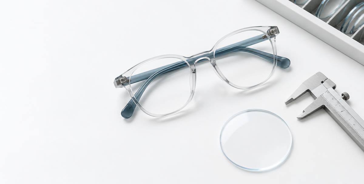 Brille, optische Linse und Präzisionswerkzeug auf einem hellen Arbeitstisch